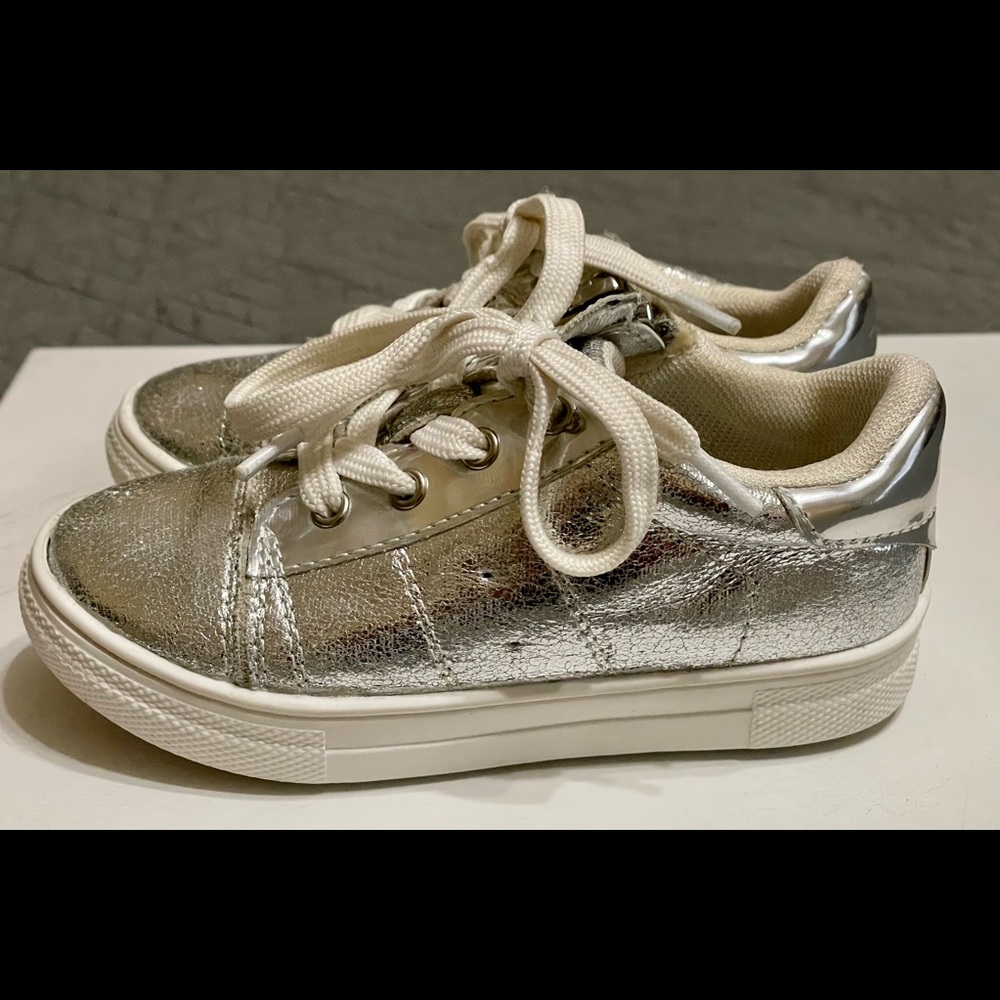 💕🎉HOsT PICk💕🎉 💗Toddler Girls Metallic Silver Shoes💗